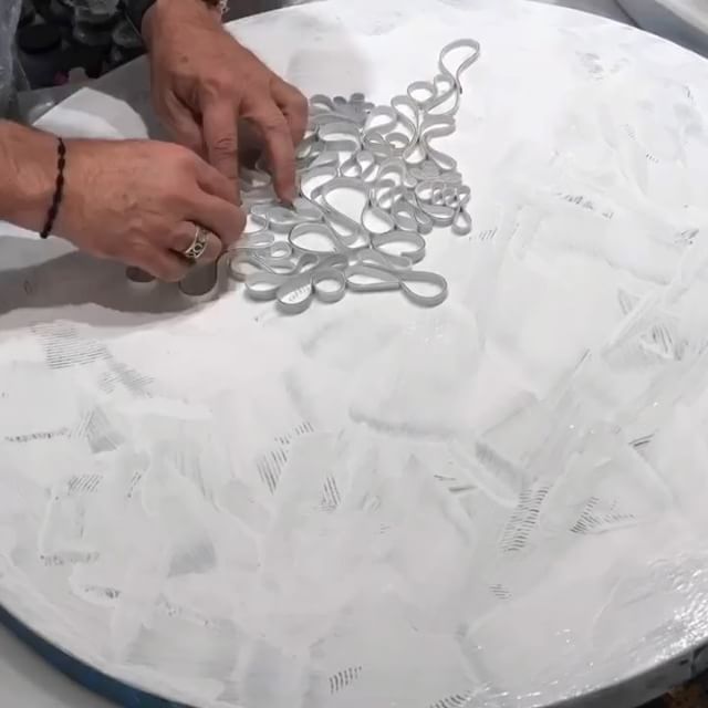 Time lapse Sunday! Not sure if that's a thing! Time to lay down some texture on a 29” (73cm) round. This is a custom piece for a client and based on work from my “Circle ️ Back” series. Great 2 days in the studio. Worked with 3 amazing and talented art assistants collaborating with me on a huge very labor intensive piece. Rewarding to see so many projects coming together. Here’s to cranking up the tunes and letting the work flow. . . .