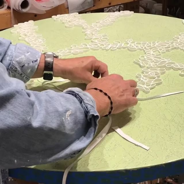 Time lapse Wednesday! Undercoats, top coats a bunch of texture and some fills too. Moving fast on a 47” (119cm) round. This is a custom piece for a client and based on work from my “Braided” series. Here’s to cranking up the David Bowie tunes and letting the work flow. . . .