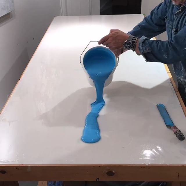 In the studio: It’s an Aqua all the time paint pour extravaganza at some single layer and multiple layer pours. For you folks that have been watching I’m a bit more than halfway done if the days and days of production on these. Stay tuned for more fun rounds of pouring gallons of paint  on every available surface. . . . .
