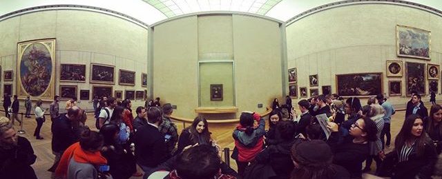 Small crowd to see the Mona Lisa on a winter evening @museelouvre #winternight #artistslife #paristour #monalisa #painterslife #louvre #thatsmile #brianhuberart #artmuseum #360photography #360 #parisart #masterpiece