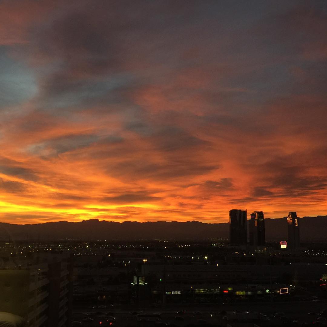 Nice sunset over the mountains surrounding Las Vegas. Beauty and the beast. #sfartist #brianhuberart #lasvegas #sunset #notinstudio #notatwork #bellagio