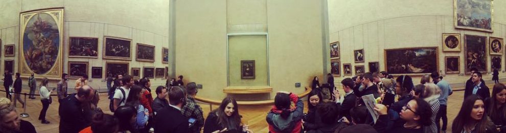 Small crowd to see the Mona Lisa on a winter evening @museelouvre
