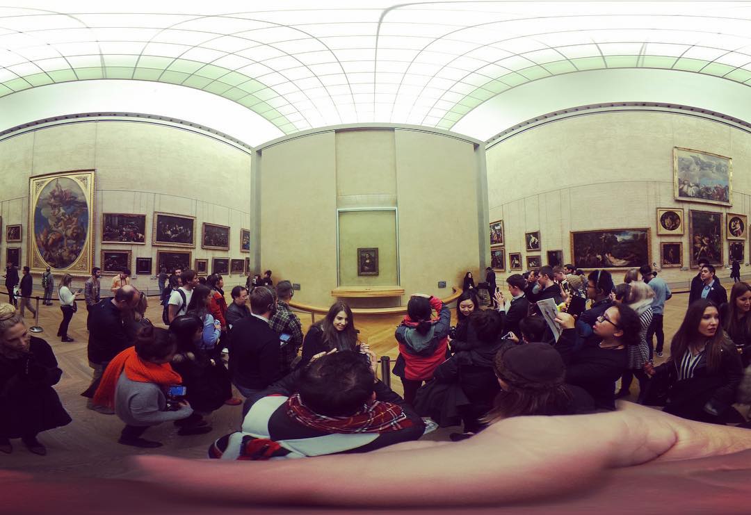 Small crowd to see the Mona Lisa on a winter evening @museelouvre  #winternight #artistslife #paristour #monalisa #painterslife #louvre #thatsmile #brianhuberart #artmuseum #360photography #360 #parisart #masterpiece #monalisasmile #museum #france #evening #nationaltreasure #paris #parisbynight